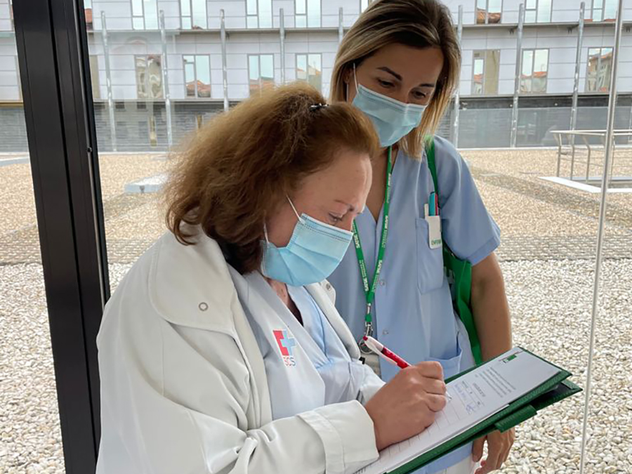 Enfermera firma el documento proporcionado por una delegada de SATSE en Cantabria